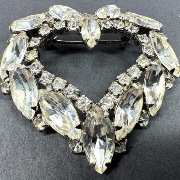 Vintage Juliana style clear crystals silvertone metal heart pin / brooch - Picture 3 of 7